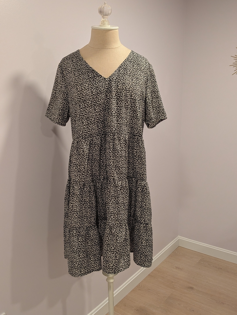 Black & White Tiered V-Neck Dress | Leopard Print NWT Easy Wear